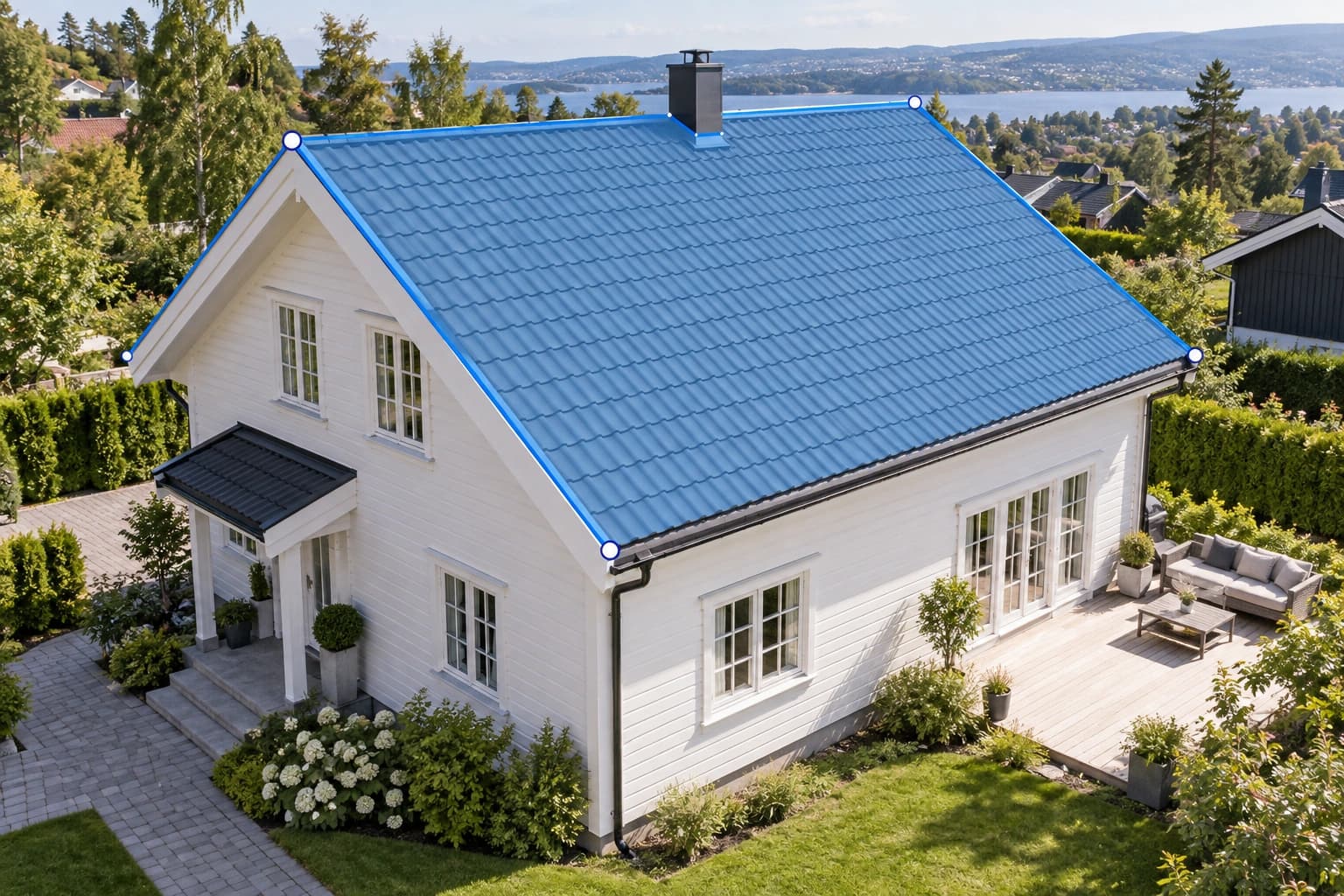 Illustrasjon av en enebolig med takflatene markert i blått
